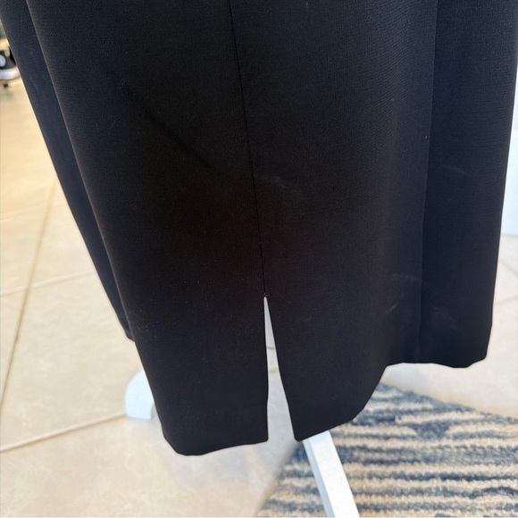 Elegant Black Sleeveless Dress by Tahari - Picture 4 of 11